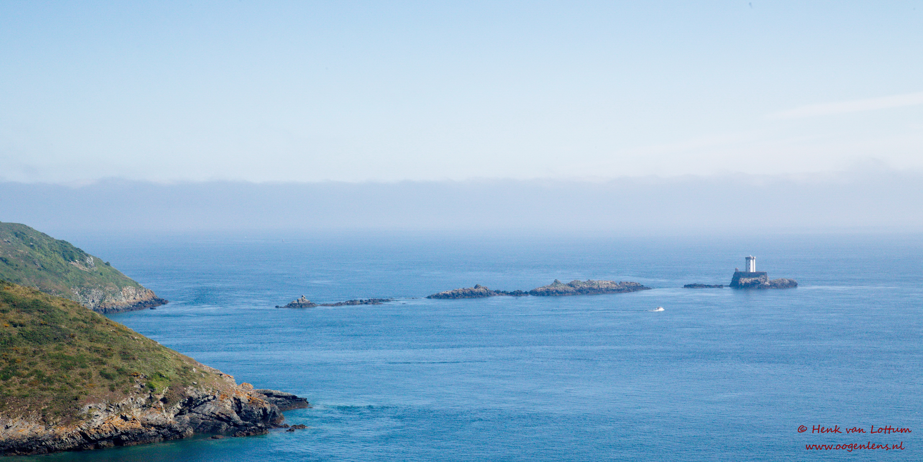Phare de L'Ost-Pic , gezien vanaf Pointe de Bilfot
